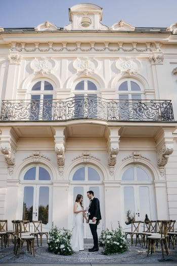Brautpaar während Trauung vor Hochzeitslocation Villa Raczynski
