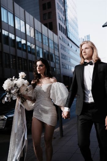 Brautpaar auf dem Weg zur standesamtlichen Hochzeit in Frankfurt