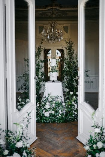 Hochzeitstorte im italienischem Stil mit Blumen