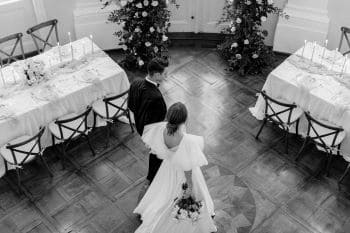 Braut und Bräutigam von oben in Hochzeitslocation