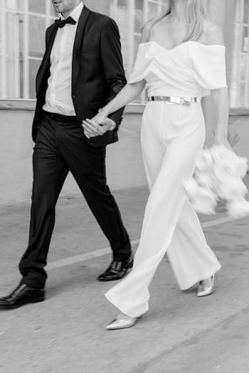 Beine des Brautpaars auf Straße laufend