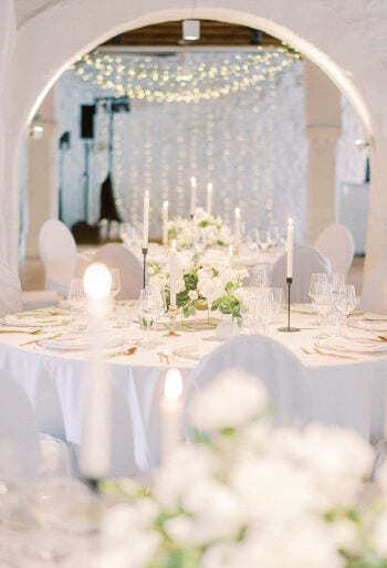 Zeitlos, elegante Tischdekoration mit weißen Blumen und Kerzen