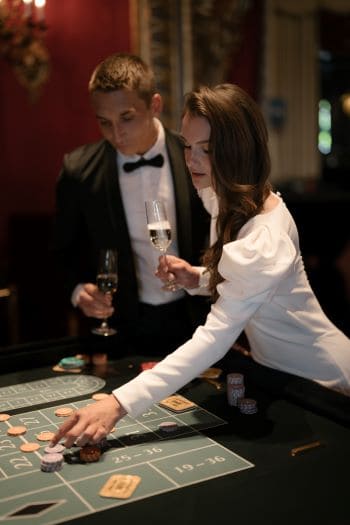 Brautpaar beim Spielen im Casino