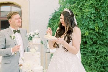 Brautpaar beim Anschneiden der zeitlos, eleganten Hochzeitstorte