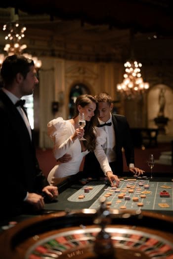 Brautpaar beim Spielen im Casino