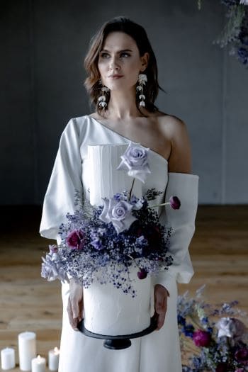 Braut mit Hochzeitstorte in lila