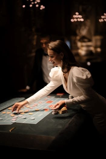 Braut beim Spielen im Casino
