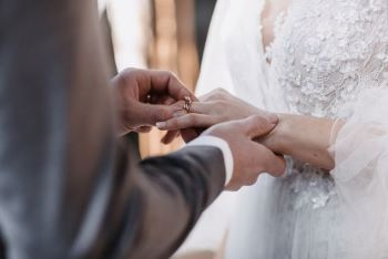 Industrial Wedding Brautpaar beim Eheringe tauschen