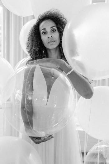 Klassisch, moderne Braut mit Luftballons