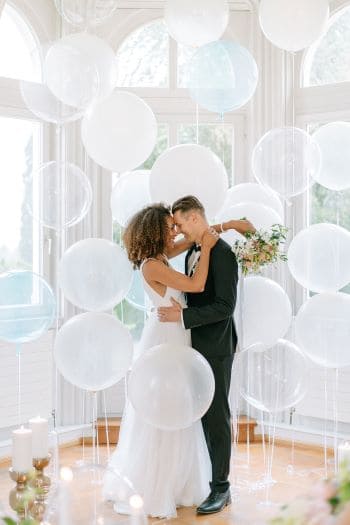 Klassisch, modernes Brautpaar mit Luftballons
