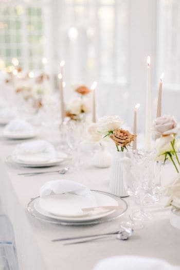 Hochzeitstischdekoration mit Blumen und Kerzen