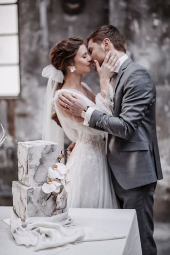 Industrial Wedding Brautpaar und Hochzeitstorte in Marmor