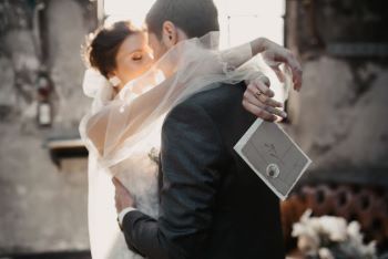 Industrial Wedding Braut mit Hochzeitseinladung