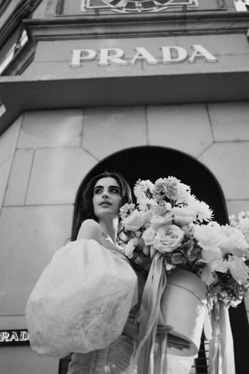 Braut mit Brautstrauß vor Prada Store