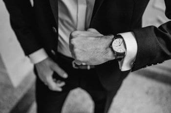 Bräutigam Details des Anzuges und Uhr