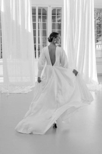 Braut von hinten, laufend mit schwingendem Kleid
