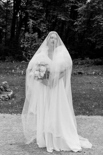 Braut im modern, romantischem Look mit Brautstrauß