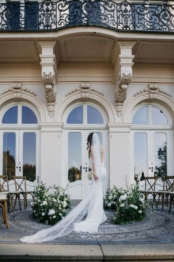 Braut mit langem Schleier vor Hochzeit Location Villa Raczynski