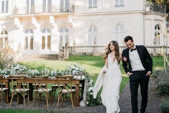 Brautpaar bei italienischer Hochzeit mit Tischdekoration