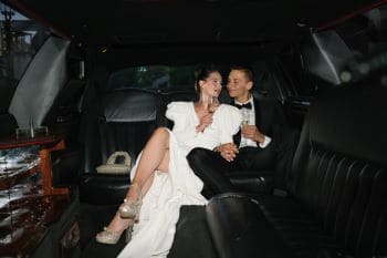 Brautpaar in Limousine