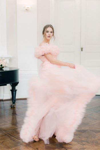 Braut im modern, romantischem Look mit rosa Hochzeitskleid