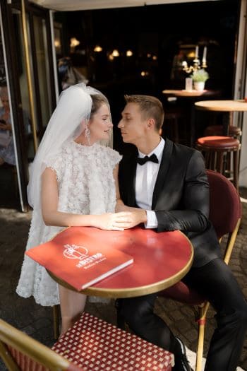 Luxus Brautpaar im Bistro nach standesamtlicher Casino Hochzeit