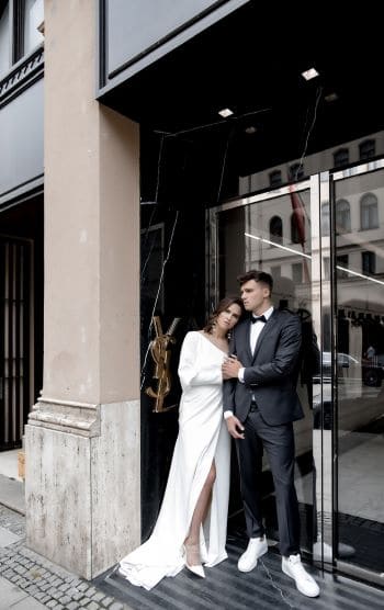 Brautpaar vor Yves Saint Laureen Store