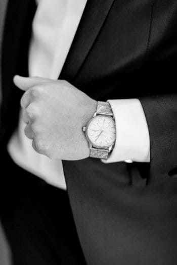 Details Anzug und Uhr des Bräutigams