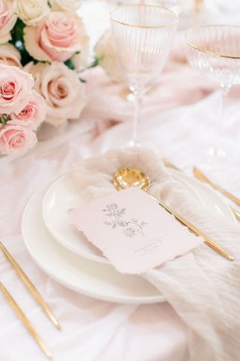 Modern, romantisches Papeterie in rosa als Einladungen und Menüs