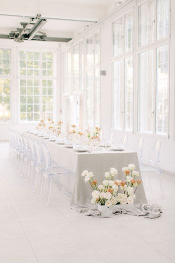 Langer Tisch mit Hochzeitsdekoration und Blumen