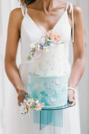 Blaue Hochzeitstorte mit Blumen