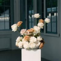 Modern, elegantes Blumengestekc auf Podest für Hochzeit