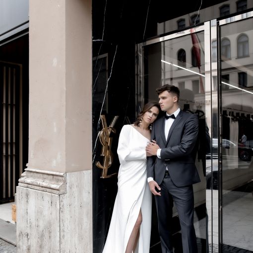 Luxus Brautpaar vor Yves Saint Laureen Store