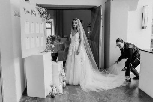 Tatjana Klatt legt Schleier der Braut aus